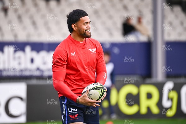 071224 - Aviron Bayonnais v Scarlets - EPCR Challenge Cup - Vaea Fifita of Scarlets warms up