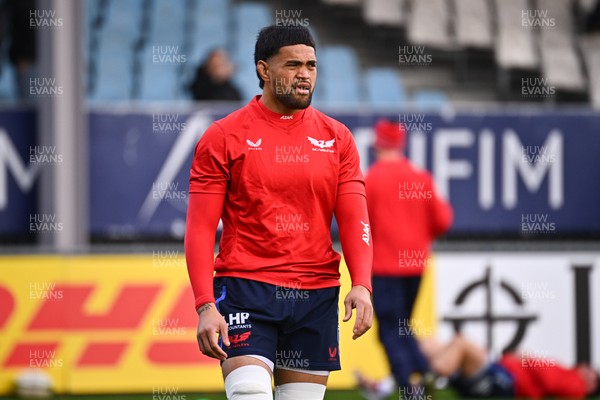 071224 - Aviron Bayonnais v Scarlets - EPCR Challenge Cup - Vaea Fifita of Scarlets warms up