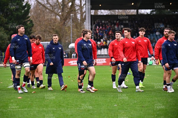 071224 - Aviron Bayonnais v Scarlets - EPCR Challenge Cup - Scarlets head coach Dwayne Peel with his team before the match