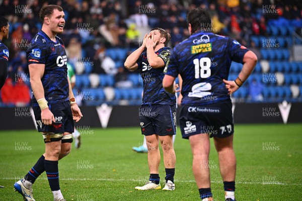 071224 - Aviron Bayonnais v Scarlets - EPCR Challenge Cup - Shaun Evans of Scarlets looks dejected