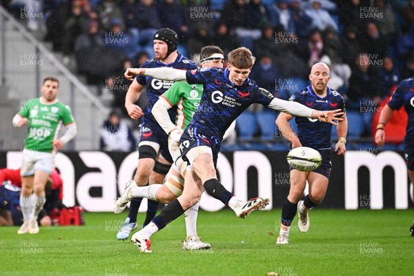 071224 - Aviron Bayonnais v Scarlets - EPCR Challenge Cup - Ellis Mee of Scarlets kicks