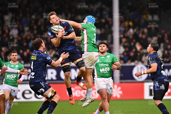 071224 - Aviron Bayonnais v Scarlets - EPCR Challenge Cup - Jarrod Taylor of Scarlets competes for the ball