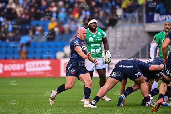 071224 - Aviron Bayonnais v Scarlets - EPCR Challenge Cup - Efan Jones of Scarlets kicks