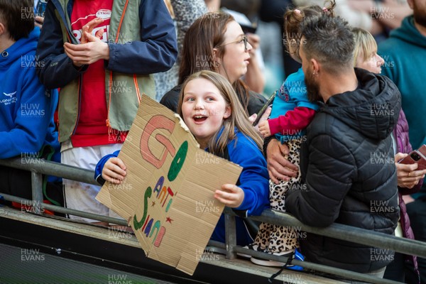 180426 - Bala v Machynlleth - WRU Women's National Bowl - Young fan with sign supporting her aunt