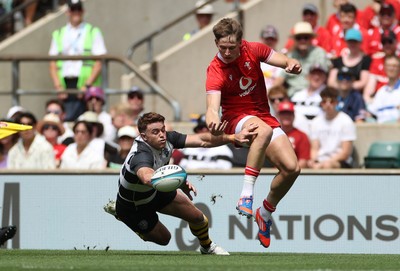 270626 - Barbarians v Wales - Friendly - Ellis Mee of Wales can�t get a hand to the ball