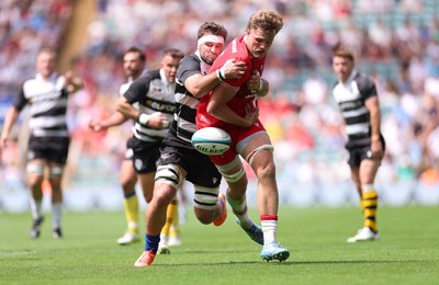 270626 - Barbarians v Wales - Taine Plumtree of Wales and Lachlan Boshier of Barbarians compete for the ball