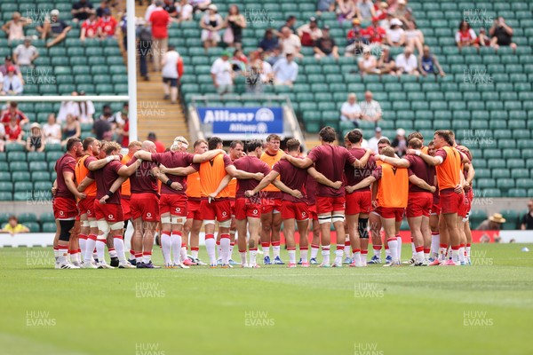 270626 - Barbarians v Wales - Friendly - Wales team huddle