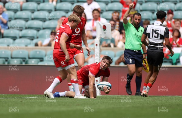 270626 - Barbarians v Wales - Friendly - Dan Edwards of Wales scores a try