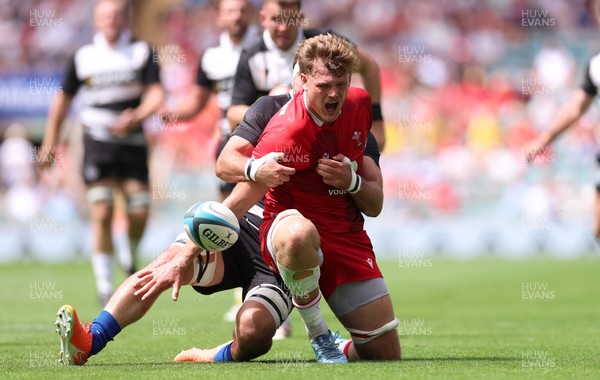 270626 - Barbarians v Wales - Taine Plumtree of Wales and Lachlan Boshier of Barbarians compete for the ball