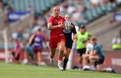 270626 - Barbarians Women v Wales Women - Friendly - Amy Williams of Wales runs in to score a try