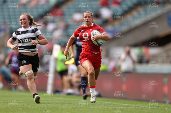 270626 - Barbarians Women v Wales Women - Friendly - Amy Williams of Wales runs in to score a try