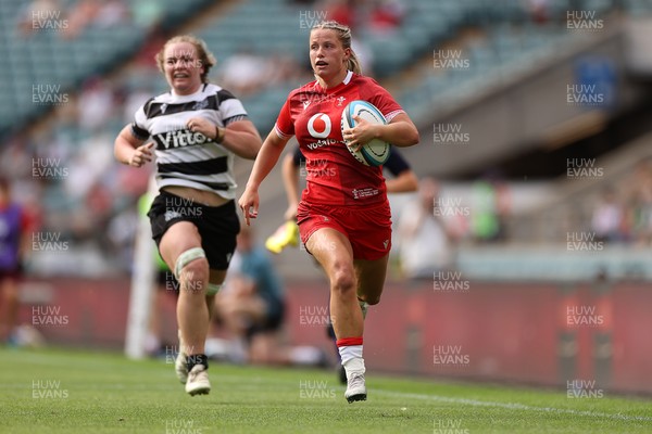 270626 - Barbarians Women v Wales Women - Friendly - Amy Williams of Wales runs in to score a try