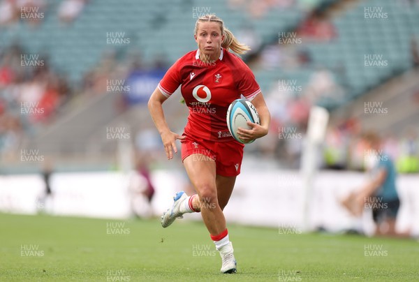 270626 - Barbarians Women v Wales Women - Friendly - Amy Williams of Wales runs in to score a try