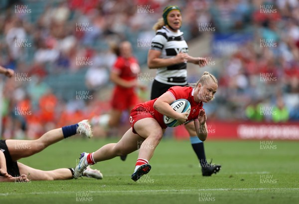 270626 - Barbarians Women v Wales Women - Friendly - Seren Lockwood of Wales runs in to score a try