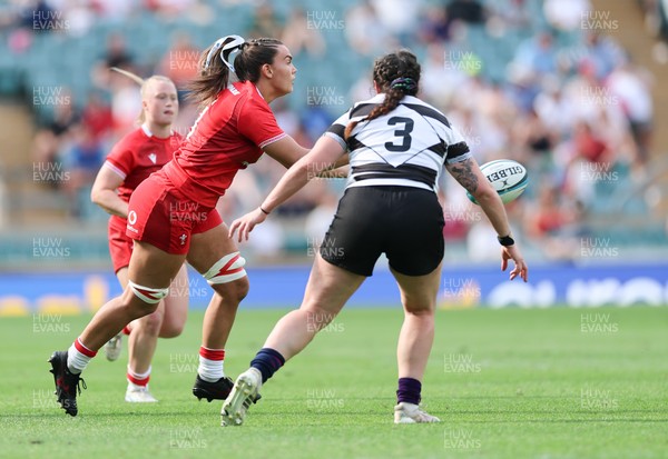 270626 - Barbarians v Wales Women - Bryonie King of Wales feeds the ball out