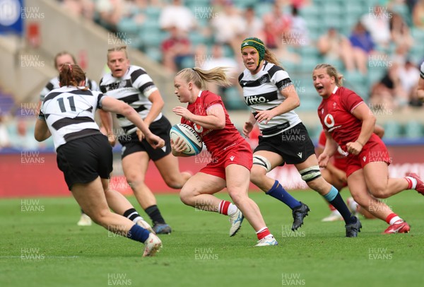 270626 - Barbarians v Wales Women - Seren Lockwood of Wales races in to score try