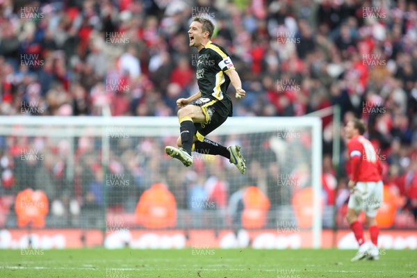 06.04.08 .. Barnsley v Cardiff City, FA Cup Semi-Final, Wembley Stadium -  Cardiff's Stephen McPhail celebrates at the end of the match 