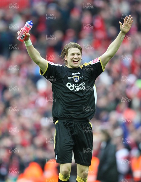 06.04.08 .. Barnsley v Cardiff City, FA Cup Semi-Final, Wembley Stadium -  Cardiff's Glenn Loovens celebrates at the end of the match 