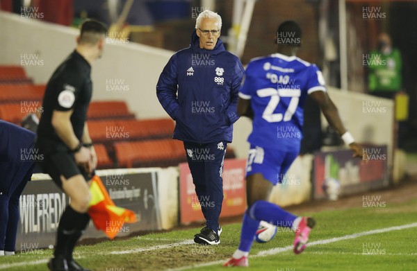 270121 - Barnsley v Cardiff City - Sky Bet Championship -Manager Mick McCarthy of Cardiff walks to the dugout as match starts 