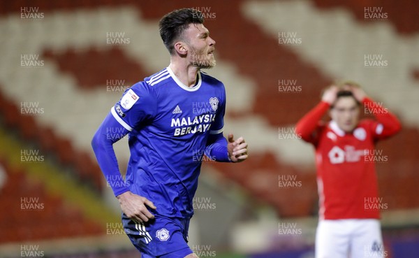 270121 - Barnsley v Cardiff City - Sky Bet Championship - Kieffer Moore of Cardiff celebrates scoring the equaliser with a dejected Callum Styles of Barnsley in the background