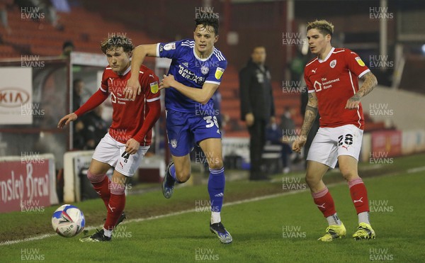 270121 - Barnsley v Cardiff City - Sky Bet Championship - Perry Ng of Cardiff and Dominik Frieser of Barnsley and Callum Styles of Barnsley