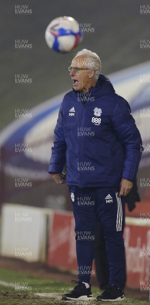 270121 - Barnsley v Cardiff City - Sky Bet Championship - Manager Mick McCarthy of Cardiff gees up his team