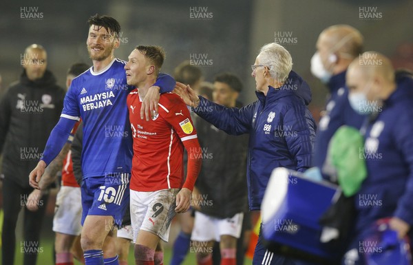 270121 - Barnsley v Cardiff City - Sky Bet Championship - Kieffer Moore of Cardiff wraps his arm round Cauley Woodrow of Barnsley at the end of the game