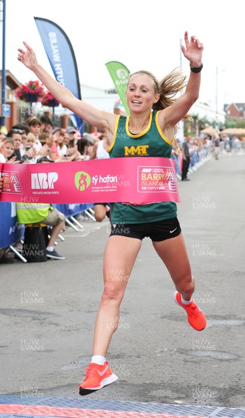 040819 - Barry Island 10k road race, Barry - Natasha Cockram of MMRT comes home to win the women's race