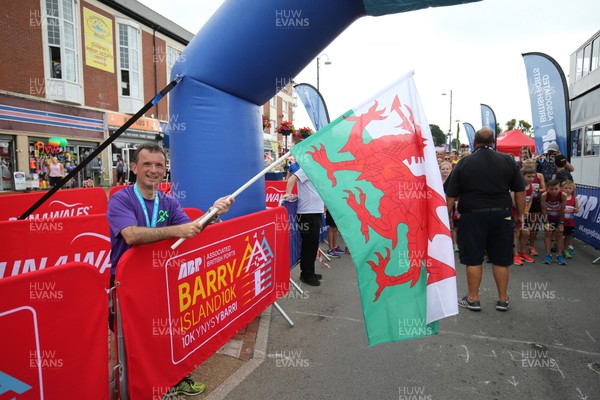 040819 - Barry Island 10k road race, Barry - Runners take part in the Family Fun Run 1 mile run