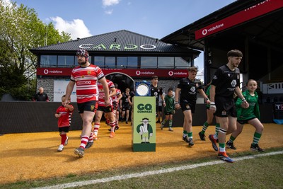 050525 - Barry v Gorseinon - U18 Plate Final - Boys U18s Finals Day - Teams run out into the pitch