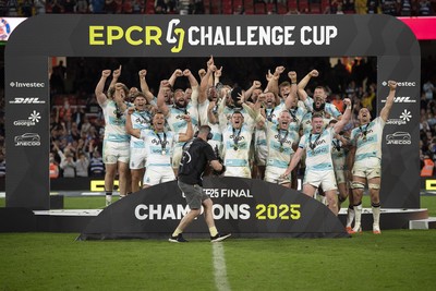 230525 - Bath Rugby v Lyon Olympique Universitaire - EPCR Challenge Cup Final - Bath celebrate lifting the trophy