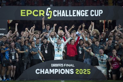 230525 - Bath Rugby v Lyon Olympique Universitaire - EPCR Challenge Cup Final - Bath celebrate lifting the trophy