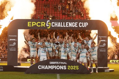230525 - Bath Rugby v Lyon Olympique Universitaire - EPCR Challenge Cup Final - Bath celebrate lifting the trophy
