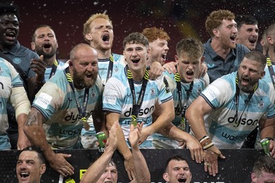230525 - Bath Rugby v Lyon Olympique Universitaire - EPCR Challenge Cup Final - Bath players celebrate lifting the trophy