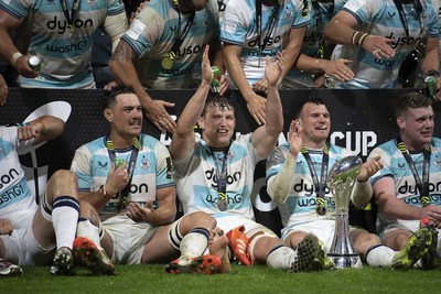 230525 - Bath Rugby v Lyon Olympique Universitaire - EPCR Challenge Cup Final - Bath players celebrate lifting the trophy