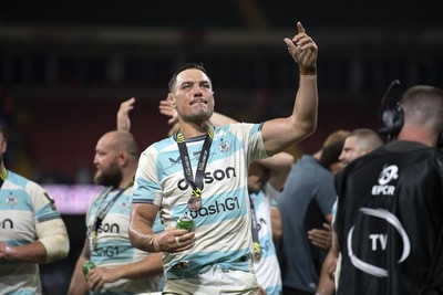 230525 - Bath Rugby v Lyon Olympique Universitaire - EPCR Challenge Cup Final - Quinn Roux of Bath Rugby celebrates the win at full time