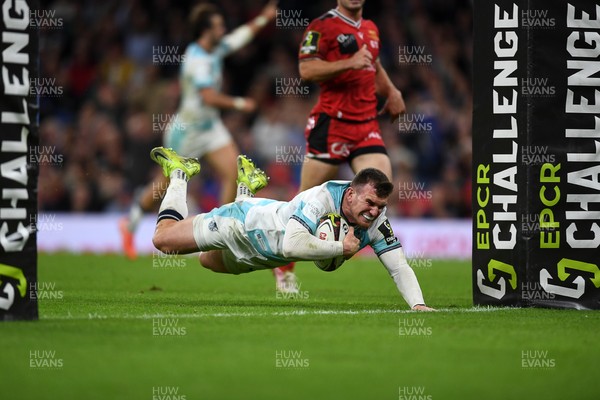 230525 - Bath Rugby v Lyon Olympique Universitaire - EPCR Challenge Cup Final - Ben Spencer of Bath Rugby scores a try