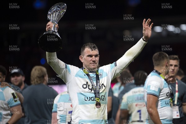 230525 - Bath Rugby v Lyon Olympique Universitaire - EPCR Challenge Cup Final - Ben Spencer of Bath Rugby with the trophy at full time