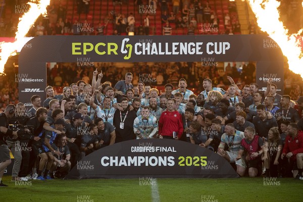 230525 - Bath Rugby v Lyon Olympique Universitaire - EPCR Challenge Cup Final - Bath celebrate lifting the trophy
