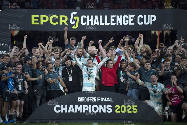 230525 - Bath Rugby v Lyon Olympique Universitaire - EPCR Challenge Cup Final - Bath celebrate lifting the trophy