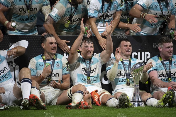 230525 - Bath Rugby v Lyon Olympique Universitaire - EPCR Challenge Cup Final - Bath players celebrate lifting the trophy