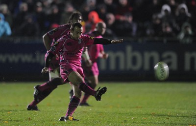 05.11.10 - Bath v Cardiff Blues - LV= Cup - Gareth Davies of Cardiff Blues kicks at goal. 