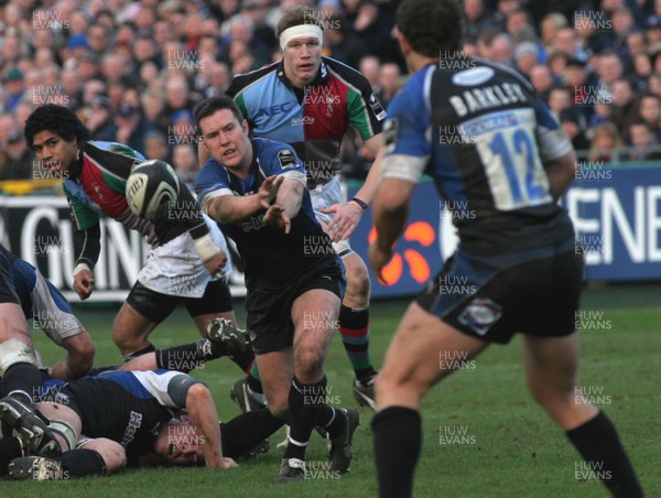 270107 - Bath v NEC Harlequins, Guinness Premiership -  Nick Walshe releases the ball to Olly Barkley     