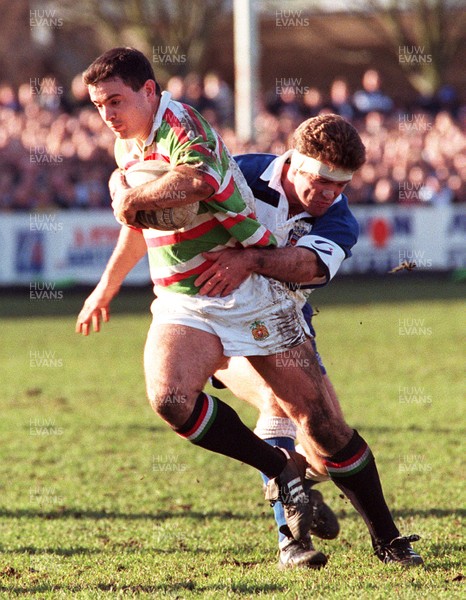 080297 - Bath Rugby v Leicester - Stuart Potter of Leicester breaks past Phil de Glanville