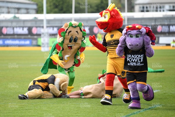 220426 - Bath v Loughborough - Men's BUCS Final - Mascots race across the pitch
