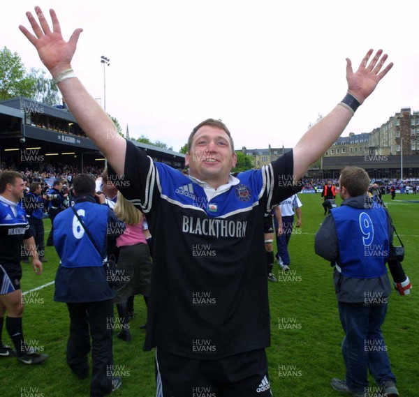 100503 - Bath v Newcastle - Zurich Premiership - Bath Hooker Jonathan Humphreys celebrates with the fans after their victory over Newcastle