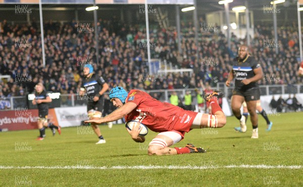120118 - Bath v Scarlets - European Rugby Champions Cup - Tadhg Beirne of Scarlets scores try