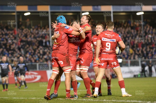 120118 - Bath v Scarlets - European Rugby Champions Cup - Tadhg Beirne (4) of Scarlets celebrates scoring try with team mates