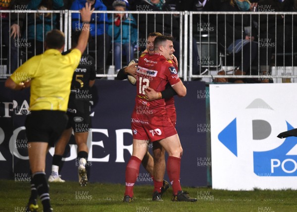 120118 - Bath v Scarlets - European Rugby Champions Cup - Paul Asquith of Scarlets celebrates his try with Scott Williams