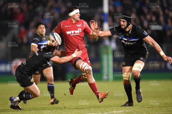 120118 - Bath v Scarlets - European Rugby Champions Cup - Aaron Shingler of Scarlets beats tackle by Chris Cook and Luke Charteris of Bath